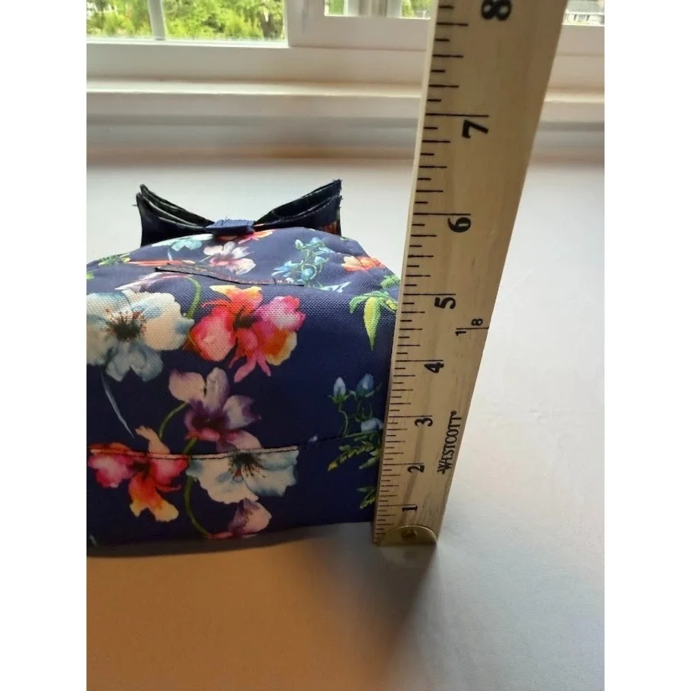 Perfect Preppy Navy and Floral  Lunch Sack by Jansport - Great Condition